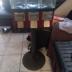 Vintage Triple Pod Machine - gumball Machine .