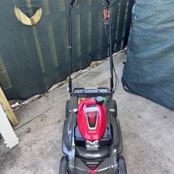 BRAND NEW LAWNMOWER HONDA HRX-217 /200cc  THE LAWNMOWER IS SELF PROPELLED. NEVER GET RUSTED, ROTO STOP BLADE SYSTEM, . CUTS REALLY  WELL STRAIGHT LINE