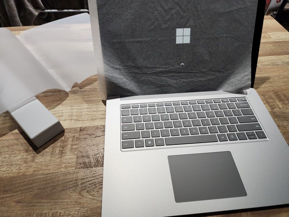 Like-New Microsoft Surface Laptop 5 - 15" Intel