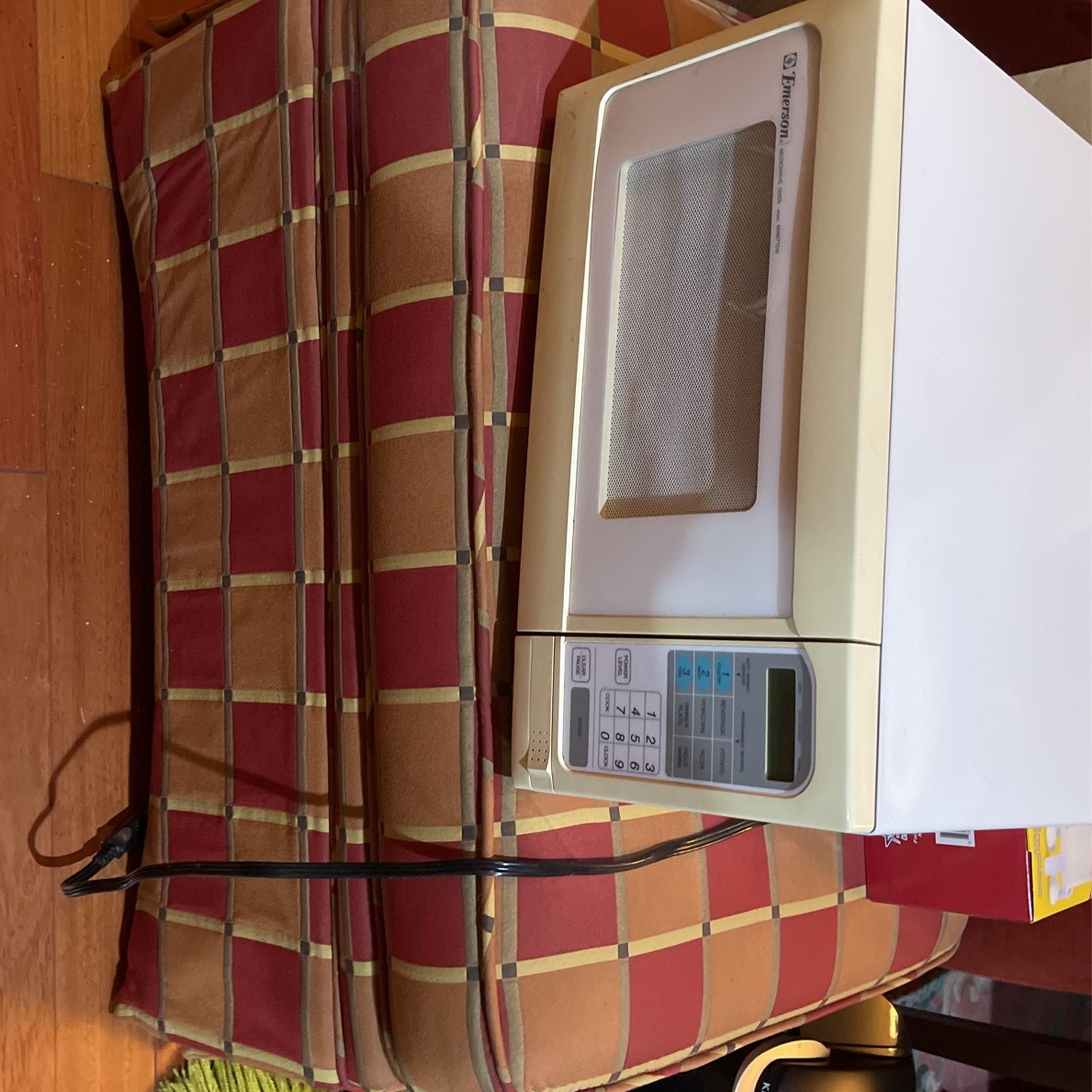Emerson Microwave In Excellent Condition