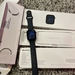Apple Watch SE 3 GPS, 44mm Midnight Aluminum Case with Midnight Sport Band - M/L Brand NEW