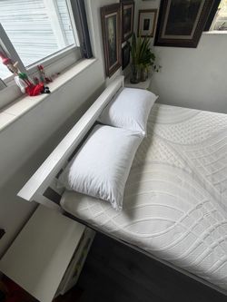 Like new full size bed