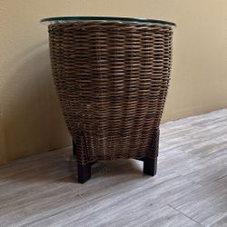 Rattan /wicker Round End Table $ 80
