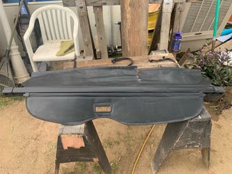 Retractable cargo cover