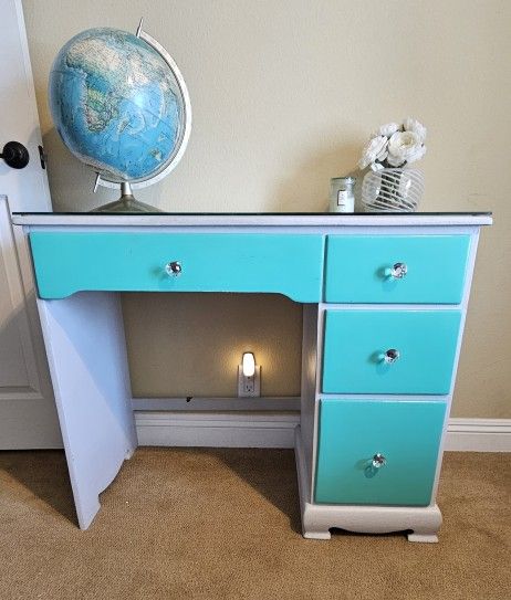 TEEN/KIDS Wood Desk with
 4- Drawers And GLASS  TABLETOP $30