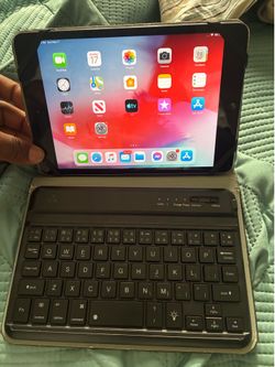 Apple iPad mini 2 w/ keyboard