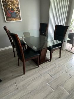 Glass top Dining Table Set with 4 matching Chairs - Excellent Condition