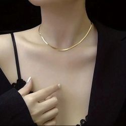 Brand New Elegant & Dainty 18K Gold Plated Stainless Steel Blade Necklace