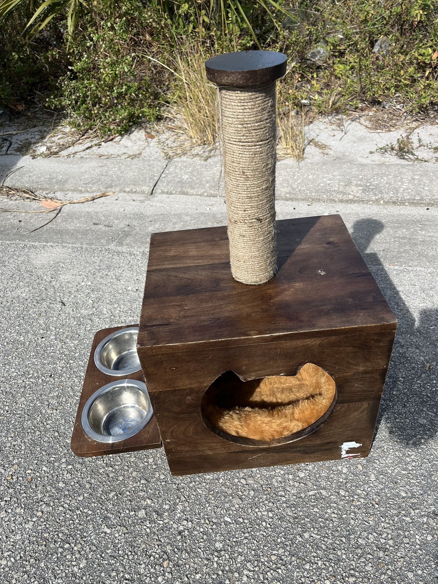 Cat House Scratching Post With Feeder