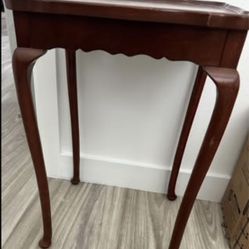 Vintage Bombay Co. Flute Legs End Table/ Mahogany finish End Table/ Small Side Table