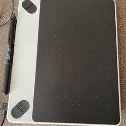Wacom Intuos Draw CTL490 Digital Drawing and Graphics Tablet (white)