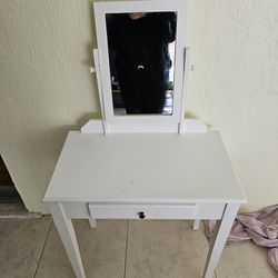 White Vanity (No Chair)