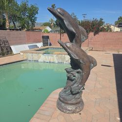 Bronze fountain dolphins statue with hose