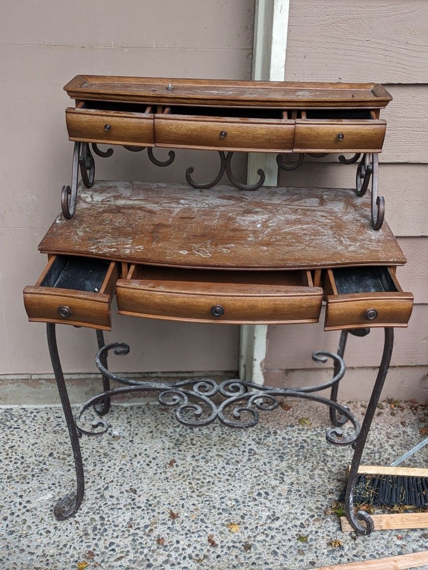 Free Stationary desk for Sale in Lynnwood, WA OfferUp