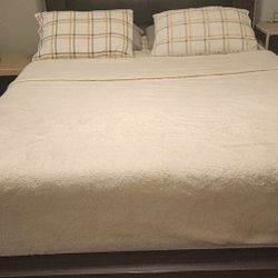 14 Inch Queen Matress With A Matress Box For Sale 