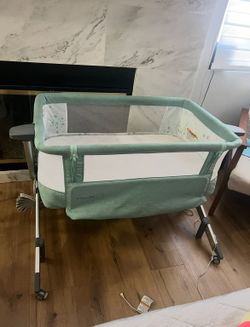 Dream on me Skylar Bassinet with mattress waterproof sheets