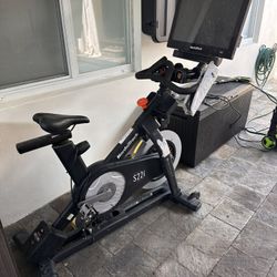 Norditrack S22i Bike With TV Display And Dumbbells 