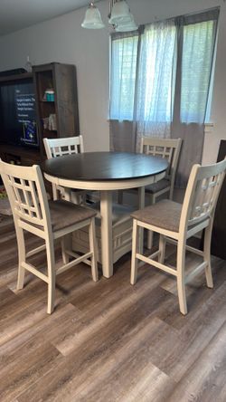 Round table with leaf