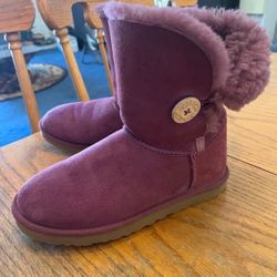 Purple UGG Sheepskin Soft Material Boots Size 7 In Great Condition