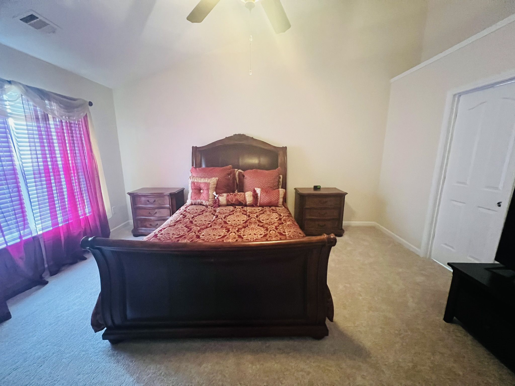 Broyhill Queen Sleigh Bed