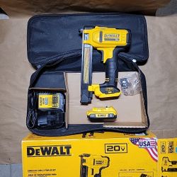 Dewalt DCN701D1 - 20V Cordless Cable Stapler with 2.0Ah Battery, Charger
