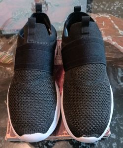 Tenis marca Kizik talla 11. Kizik slip on sneakers size 11.