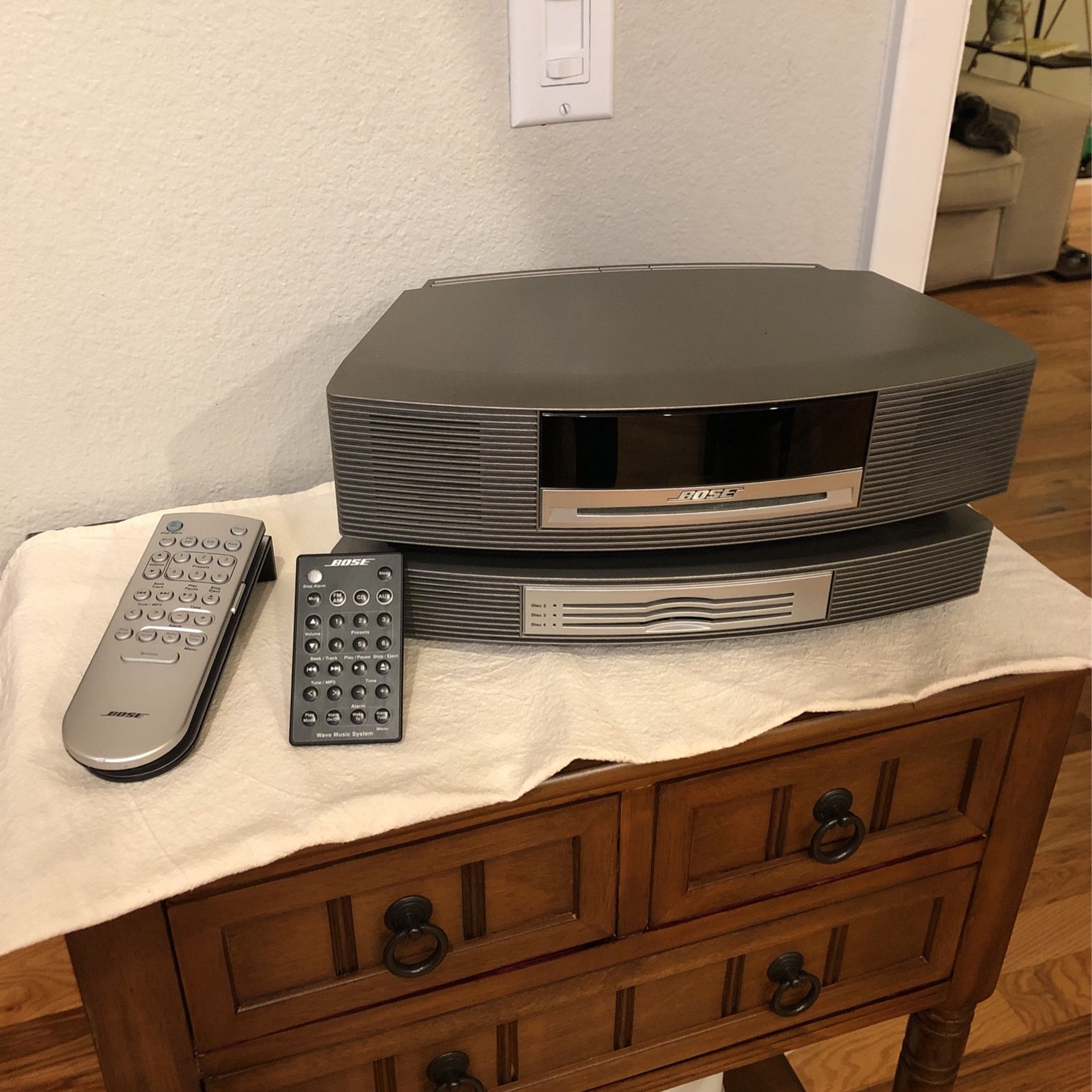 Bose wave music system with multi CD changer. Includes two remotes.￼