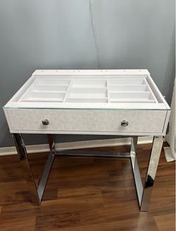 Impressions Vanity Hello Kitty Table