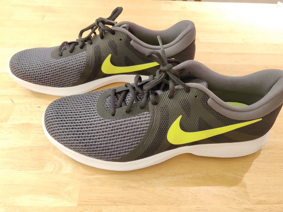 Nike Revolution 3.0 - Size 15