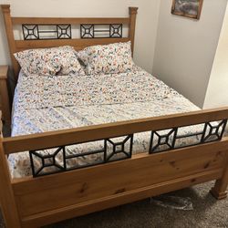 Wood Queen Frame/2 Night Stands