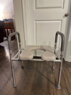 Raised toilet seat with side bars NEW