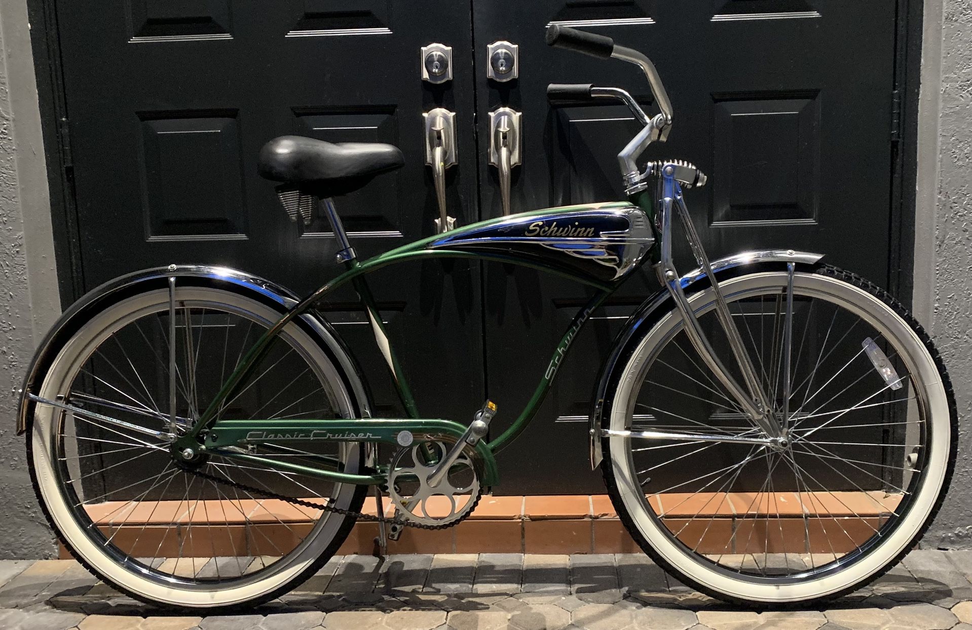 Schwinn Deluxe Cruiser with Phantom style tank 26”Men’s Single speed, coaster, brakes
