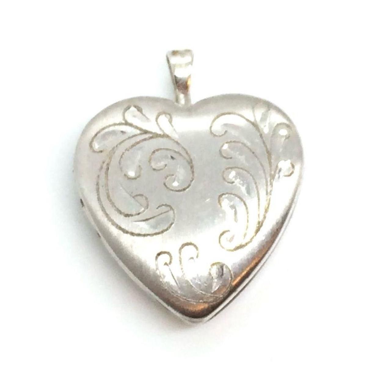 Beautiful VINTAGE BRUSHED 14K WHITE GOLD HEART LOCKET (145)78