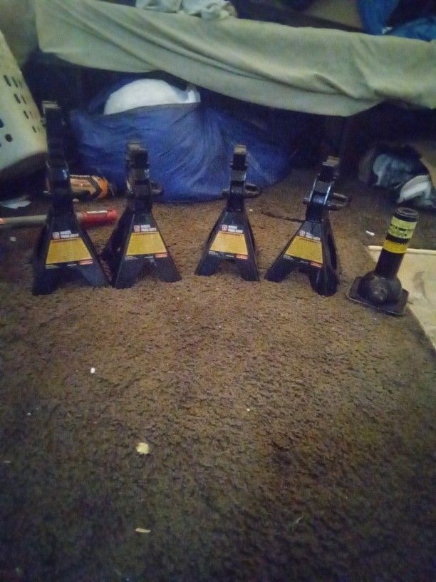 4 2 1/4 Ton  BlackJackstands And A Bottle Jack
