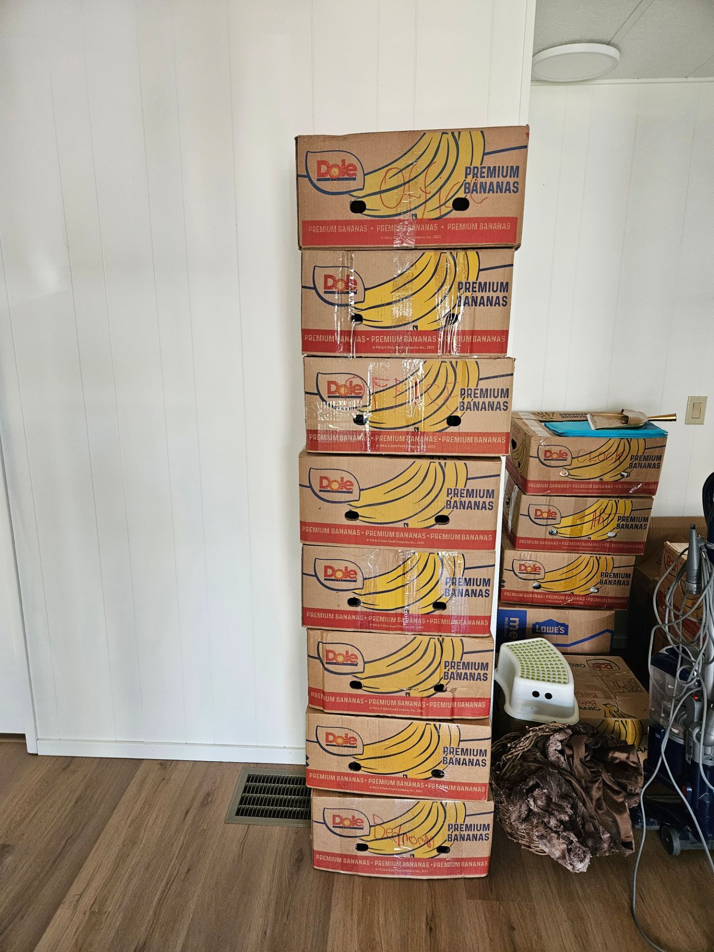 Free moving boxes, bubble wrap