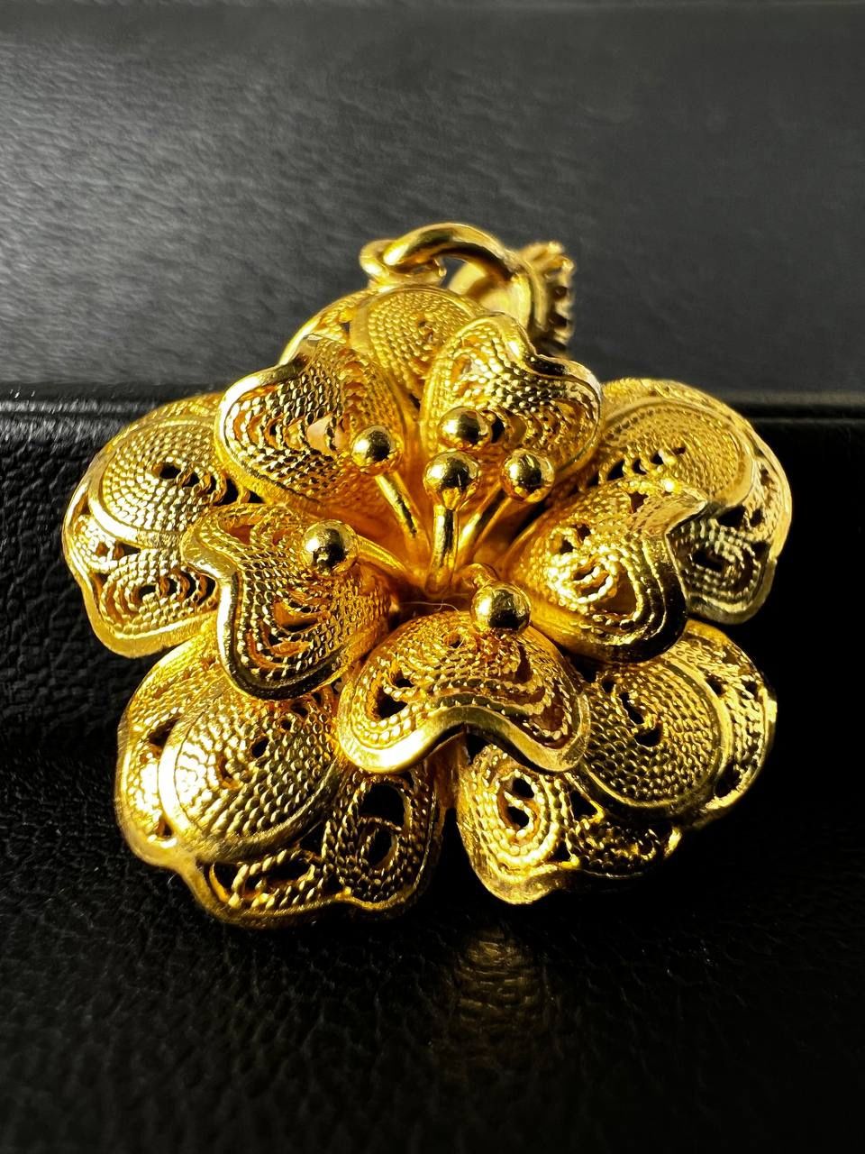 Gorgeous 22k solid yellow Gold flower shaped Pendant 7.6 grams
