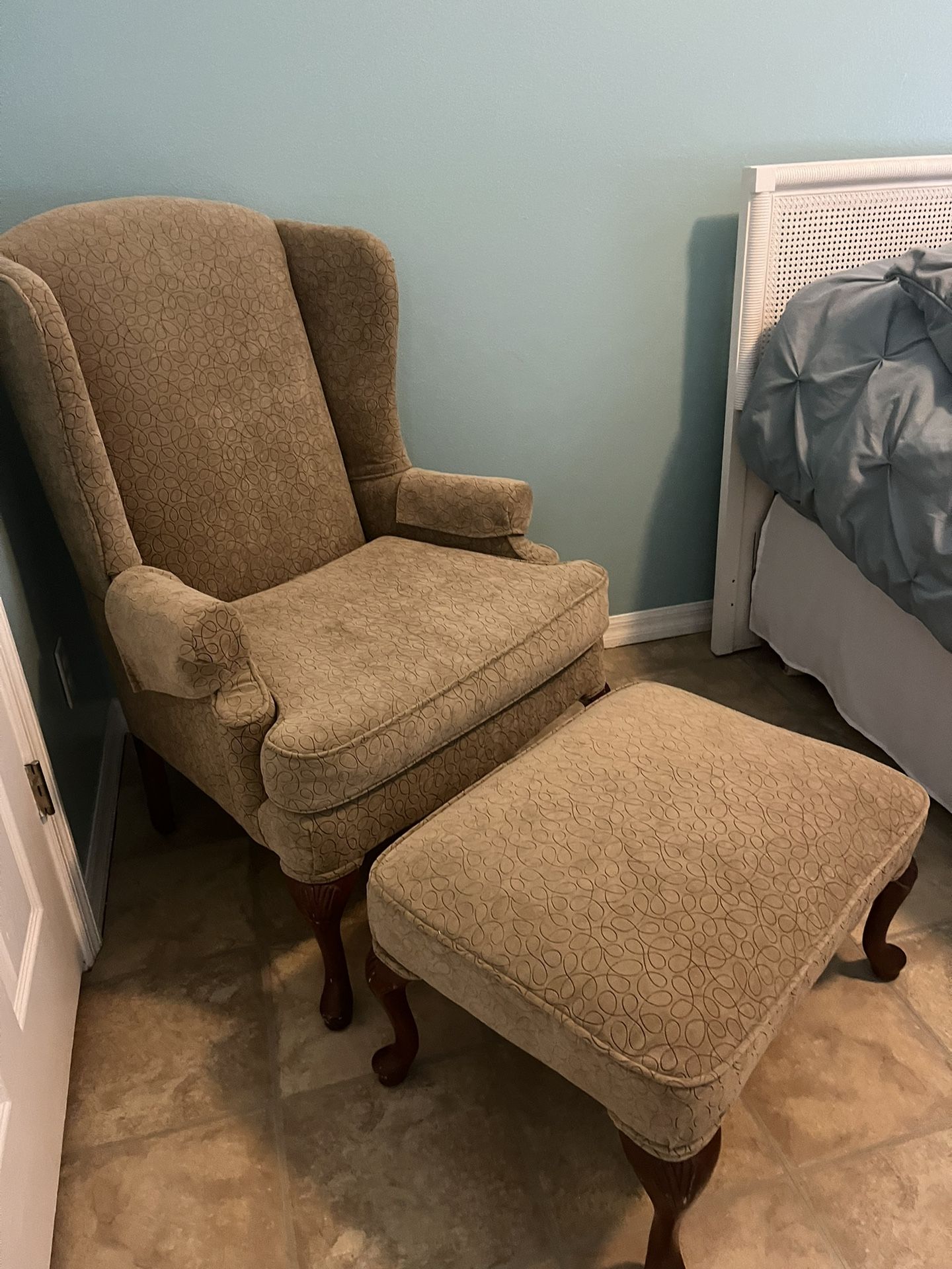 Reading chair with ottoman