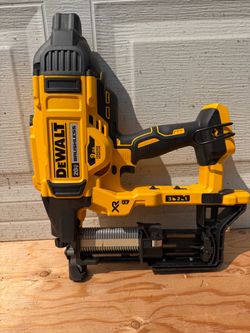 DEWALT CORDLESS FENCING STAPLER