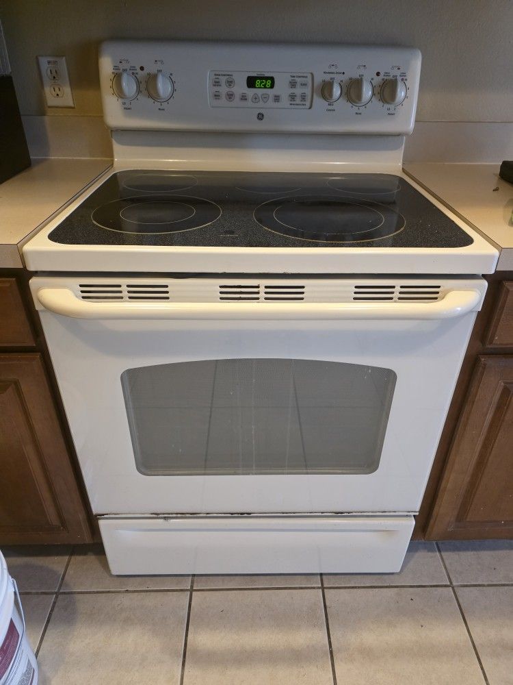 GE Electric Stove / Glass Top – Everything Works