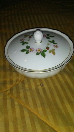 Vintage Wedgewood wild strawberry vanity trinket box