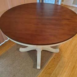 Round Dining Table ( Excellent Condition)