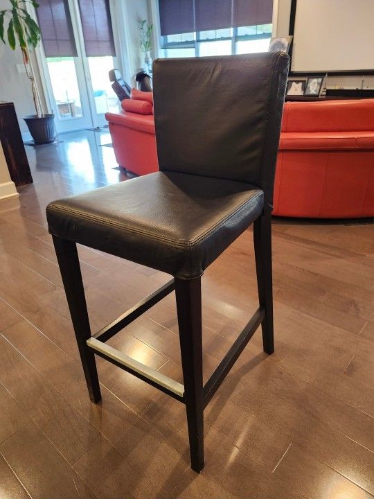 One Bar Stool Black Leather 