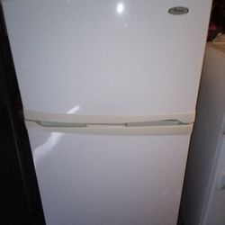 Whirlpool White 22.0 Cu Ft Fridge/Freezer 