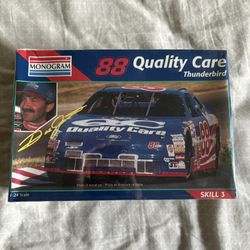 Monogram 1:24 Dale Jarrett #88 Quality Care Ford Thunderbird Model Kit 85-2472