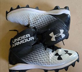 Under Armour Size 5.5Y Cleats. Baseball  / Football. Excellent Condition.