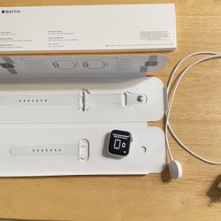 Apple Watch Series 5 	Apple Watch Series 5 (GPS) 40mm Silver Aluminum Case with Wh