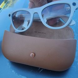 Ray-Ban Skylar Smart Glasses Love Stream Light gray RARE COLOR  like New