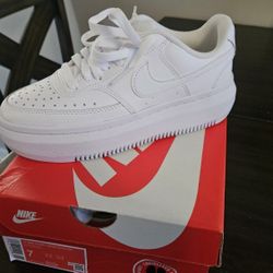 Women Nike Shoes Size 7 (New never used)