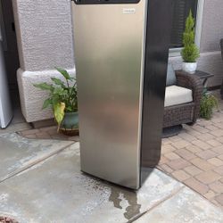 Stand Up Freezer (Frigidaire)
