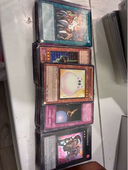 Over 200 yo-gi-oh trading cards lot